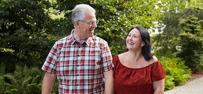 Es Paar, wo sich aaluegt